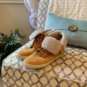 Women’s 7.5 Timberlands lightly worn soles